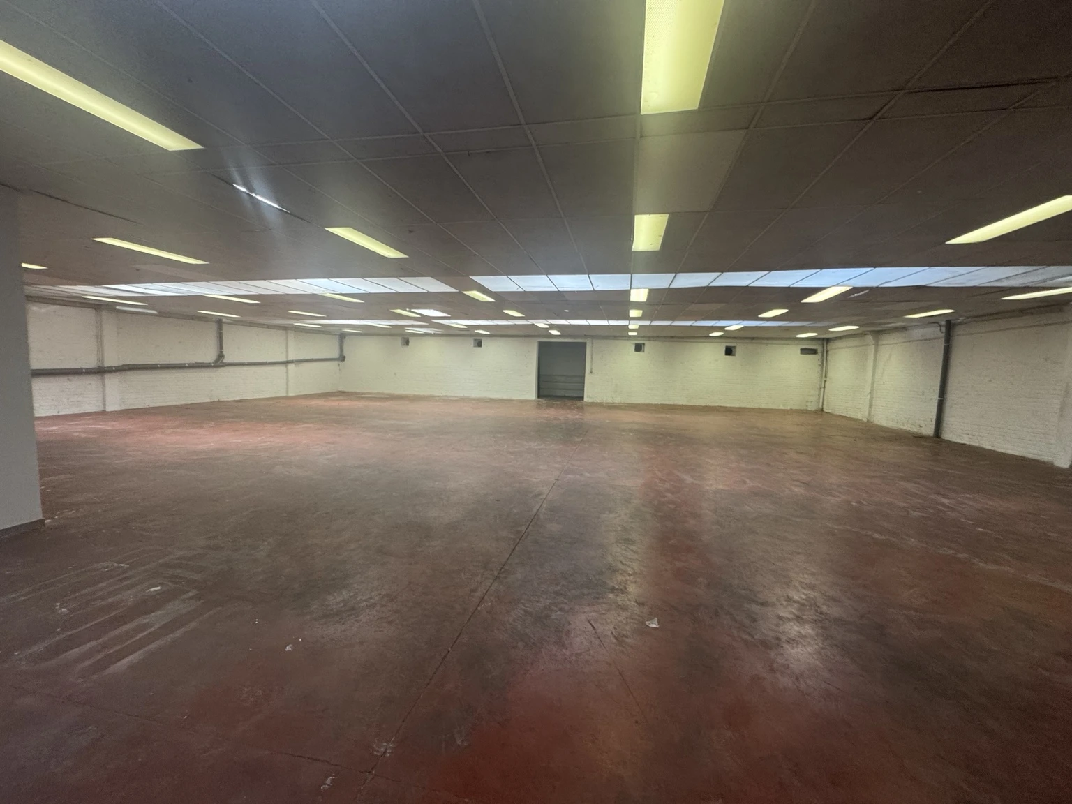 Vue de référence de la salle vide avant aménagement